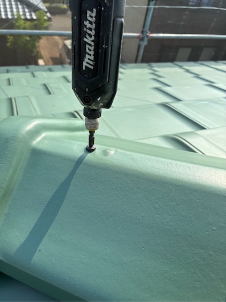 栃木県下野市|屋根瓦の緩んでいるビスの締め直しと付帯部塗装を行いました!