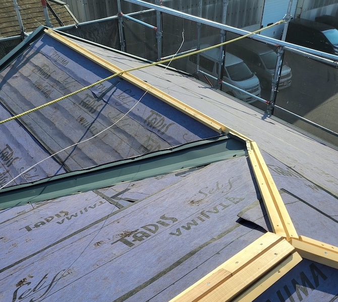 屋根が傷んでいたらどうすればいい?失敗しないための行動を解説