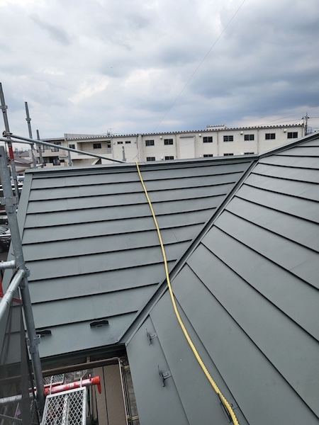 栃木県河内郡上三川町|屋根カバー工事 棟板金の取り付け〜仕上げまでをレポート!