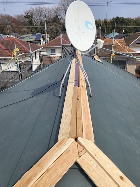 栃木県河内郡上三川町|屋根カバー工事 棟板金の取り付け〜仕上げまでをレポート!