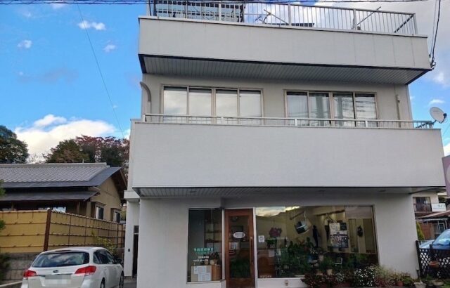 栃木県真岡市 T様 店舗 外壁塗装・屋上防水工事「ひび割れの跡が気になっていましたが、とてもきれいにしてくれました」