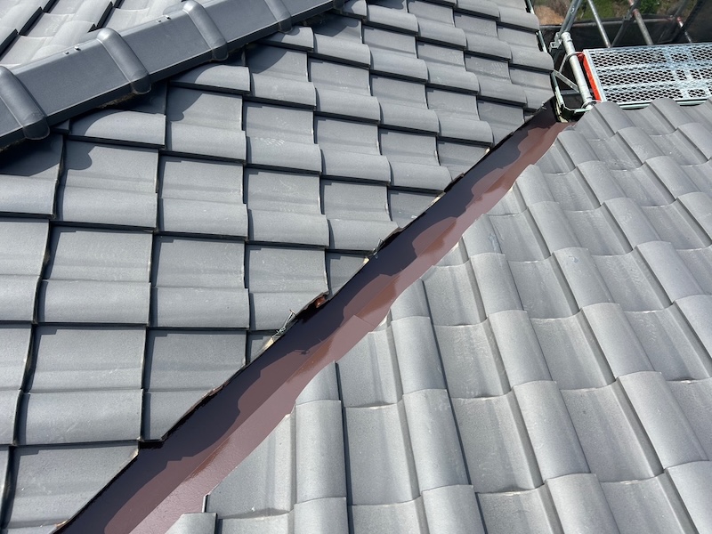 陶器瓦でも屋根板金は定期的な塗装が必要です!|栃木県芳賀郡益子町