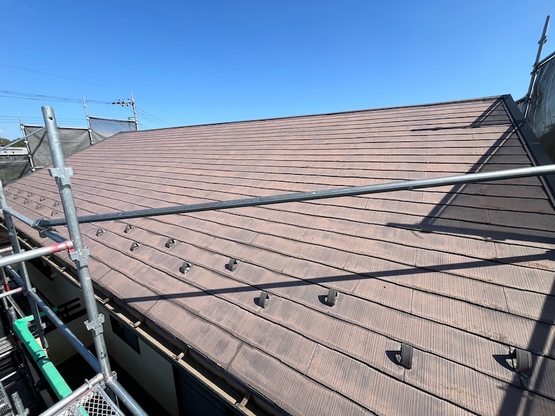栃木県河内郡上三川町|スレート屋根の施工前と棟板金のビス打ち、高圧洗浄までをレポート