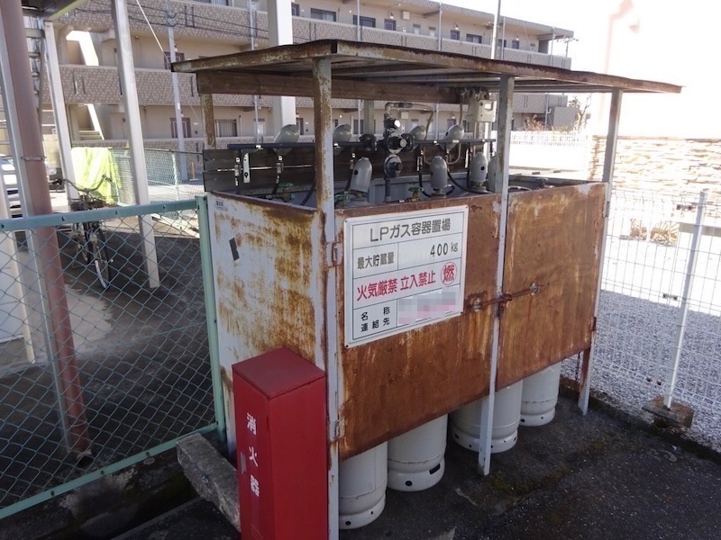 栃木県河内郡上三川町|ガスボンベ置き場の塗装と施工前・施工後をレポート